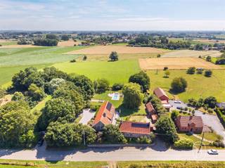 <p>Welkom in deze prachtige landelijk vakantiewoning gelegen in Ellezelles Lahamaide, een absolute droombestemming voor wie op zoek is naar ruimte, comfort en een weelderige buitenomgeving. Het huis beschikt over maar liefst 7 slaapkamers en 5 badkamers, verdeeld over een royale bewoonbare oppervlakte. <br />De indeling is voorzien met het oog op comfort en praktische woonervaring.<br />De keuken is modern en volledig uitgerust met stainless steel apparatuur, waarbij heldere ramen zorgen voor een aangename werkplek met uitzicht op het groene landschap. De gezellige eethoek met grote eettafel nodigt uit tot samen tafelen met family en vrienden.<br />Het meest indrukwekkende kenmerk is ongetwijfeld de multifunctionele ruimte met spectaculaire dakspanten en veel licht. Deze ruimte met open haardplaats biedt ideale mogelijkheden voor ontspanning, met ruimte voor een pooltafel, zithoeken en veel meer. Dit is de perfecte verzamelplaats voor uw gezelschap<br />Het terrein van 6811 m² is werkelijk een wonderbaarlijke oase met mooi aangelegde tuinen, mature bomen en een prachtige zwembad met ligweide. Een houten lounge pod voegt een uniek element toe aan dit groene paradijs. Er is ruimte voor kinderactiviteiten, recreatie en volledige privacy.<br />De bakstenen architectuur met oranje dakpannen geeft het pand een tijdloos karakter, terwijl moderne ameniteiten en zonnepanelen zorgen voor duurzaamheid. <br />Dit is meer dan alleen een huis, het is een lifestyle, een plek waar herinneringen worden gecreëerd.</p>