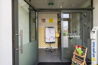 <p><strong>Achterliggende handelsruimte te koop in Rijkevorsel</strong></p>
<p>Bent u op zoek naar een ruim en <strong>veelzijdig handelspand</strong> op een vlot bereikbare locatie in Rijkevorsel? Dit achterliggend commercieel pand biedt <strong>tal van mogelijkheden</strong> voor detailhandel, dienstverlening, kantooractiviteiten, praktijkruimte, showroom of andere commerciële doeleinden.</p>
<p>Met een totale bruikbare oppervlakte van ongeveer <strong>245 m²</strong> beschikt het pand over een <strong>grote polyvalente ruimte van ca.</strong> <strong>48 m²</strong> die perfect kan dienen als winkelruimte, showroom of ontvangstruimte. Daarnaast zijn er verschillende afzonderlijke kantoren en multifunctionele ruimtes aanwezig, waardoor het gebouw flexibel kan worden ingericht volgens uw activiteiten.</p>
<p>De indeling omvat onder meer:</p>
<ul>
<li>Ruime polyvalente ruimte</li>
<li>Afzonderlijke kantoorruimtes</li>
<li>Keuken met eet- of pauzemogelijkheid</li>
<li>Extra kamer/bureauruimte</li>
<li>Diverse bergingen/opslagruimtes</li>
<li>Sanitaire voorzieningen</li>
<li>Centrale inkom</li>
</ul>
<p>Een absolute troef van dit pand zijn de <strong>25 privatieve parkeerplaatsen</strong>, wat zorgt voor een uitstekende bereikbaarheid en voldoende parkeergelegenheid voor klanten, bezoekers en personeel.</p>
<p>Het pand geniet van een <strong>goede bereikbaarheid</strong> en een strategische locatie voor <strong>uiteenlopende commerciële activiteiten</strong>. De combinatie van ruime parkeermogelijkheden, flexibele indeling en diverse gebruiksmogelijkheden maakt dit pand bijzonder interessant voor ondernemers en investeerders.</p>
<p>Interesse in dit veelzijdige handelspand? Contacteer ons voor meer informatie of een bezichtiging ter plaatse.</p>
<p></p>