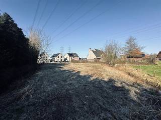 Centraal gelegen bouwgrond met prachtig uitzicht.Deze bouwgrond is gelegen tussen de woningen met huisnummers 57 en 53.De grond zelf is ideaal...