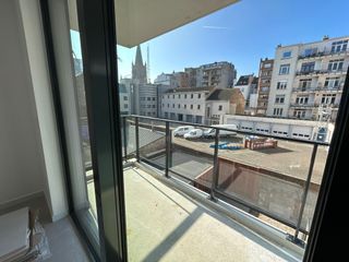 Nieuwbouwappartement nabij Leopoldpark te huur. <br /><br />Dit nieuwbouwappartement bevindt zich op enkele stappen van het Leopoldpark. In een mum van tijd staat u in het centrum met alle nodige faciliteiten (winkels, scholen,…). <br /><br />Het prachtige appartement is voorzien van alle nodige luxe en is tot in de puntjes afgewerkt. De grote leefkamer is zeer lichtrijk dankzij het brede raampartij. De open keuken vormt een mooi geheel met de leefkamer. De keuken wordt afgewerkt met inbouwtoestellen: koelkast, vaatwasmachine en oven. Uiteraard is er ook tal van kastruimte. <br /><br />Aan de achterzijde van het appartement zijn er twee slaapkamers aanwezig. De eerste kamer is zeer ruim en voorzien van zonnewering. De tweede kamer kan perfect dienen als kinderkamer of als dressing, bureauruimte enzovoort. <br /><br />De badkamer is uitgerust met een brede inloopdouche en dubbele lavabo. Het toilet is apart. <br /><br />Zowel aan de voor-als achterzijde van het appartement is er een terras. Hierdoor kunt u heel de dag lang op een rustige plek genieten van de zon. <br /><br />Enkele praktische zaken: <br /><br />In het appartement zelf is er een aparte berging. Op het gelijkvloerse is er een gemeenschappelijke fietsenberging. <br /><br />De huurprijs bedraagt 900€ + 50 €algemene kosten en is beschikbaar vanaf 01/01/2027.<br /><br />Vraag uw bezoek aan via marie@immofrancois.be<br /><br />