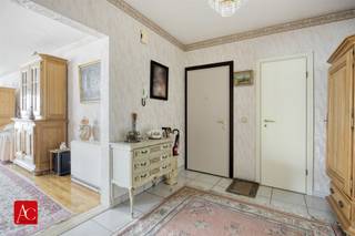<p>Welkom bij dit ruime en goed onderhouden appartement gelegen in Beveren-Kruibeke-Zwijndrecht. <br />Dit moderne woonappartement biedt een totale leefoppervlakte van 119 m² en met een EPC van 272 valt u niet onder de renovatieplicht.</p><p>Het appartement beschikt over twee slaapkamers, waarvan een mooie hoofdslaapkamer met toegang tot een balkon en raam met veel daglicht. De tweede slaapkamer is ideaal voor gasten of kan ingericht worden naar uw wensen.</p><p>De woonkamer is ruim en licht dankzij grote ramen die uitzicht bieden op de omgeving.</p><p>Het appartement is gelegen in een goed onderhouden gebouwencomplex met een verzorgde omgeving. De locatie biedt een goede bereikbaarheid en ligt in een leuke wijk.</p><p>Tevens is er ook nog een kelderberging inbegrepen in de prijs.</p><p>Maak vandaag nog jullie afspraak om dit leuke appartement te komen bezichtigen.</p>