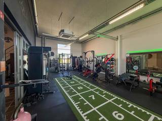 Op een uitstekende commerciële ligging langs de N14, in het baanwinkel park "Zandhoven Shopping" bevindt zich deze polyvalente ruimte van 187m².<br />Dankzij de uitstekende visibiliteit, de ligging en de ruime publieke parkeergelegenheid geniet dit pand van maximale bereikbaarheid en passage.<br /><br />De ruimte wordt casco verhuurd (keuken en WC's zijn voorzien), wat u als ondernemer de vrijheid biedt om het pand volledig in te richten volgens uw eigen concept en noden. Momenteel ingericht als fitness, maar is perfect geschikt als, kantoor, praktijkruimte, vrij beroep, etc.<br /><br />INDELING: Op de eerste verdieping beschikt u over een grote ruimte met flexibele indelingsmogelijkheden, een aparte keuken, twee toiletten (M/V) en een terras achteraan. <br /><br />Daarnaast scoort het pand uitstekend op energiezuinigheid met een EPC-label A en is het uitgerust met een lucht-lucht warmtepomp, airconditioning en ventilatie. <br />Raam reclame is mogelijk.<br /><br />Een ideale opportuniteit voor ondernemers die visibilieit, bereikbaarheid en flexibiliteit willen combineren op een toplocatie.<br /><br />BIJZONDERHEDEN:<br />- Huurcontract van gemeen recht: 9 jaar<br />- 3 maanden huurwaarborg via Korfine of Bankwaarborg<br />- Gemeenschappelijke kosten: Vast: 90 euro/maand<br />- Gemeenschappelijke kosten: Provisie (water): 20 euro/maand <br /><br /><br />Bent u geïnteresseerd in deze commerciële opportuniteit op een toplocatie? Neem dan vandaag nog contact met ons op voor meer informatie of een plaats bezoek.