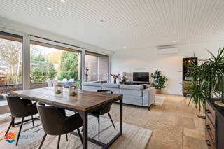 <span><span><span><span><span><span><span><span><span><span>Op een rustige, groene locatie bevindt zich deze energiezuinige en recent vernieuwde woning (renovaties 2024-2025), waar licht en ruimte centraal staan. </span></span></span></span></span></span></span></span></span></span><br /><span><span><span><span><span><span><span><span><span><span>Dankzij de strategische ligging nabij scholen en openbaar vervoer geniet u hier van een comfortabele woonomgeving met alle hedendaagse voorzieningen. </span></span></span></span></span></span></span></span></span></span><br /><br /><span><span><span><span><span><span><span><span><span><span>Bij het binnenkomen valt meteen de lichtrijke inkomhal op, voorzien van een grote glaspartij. Het gastentoilet met lavabo werd eveneens vernieuwd. Via elegante dubbele glazen deuren bereiken we de ruime leefruimte die baadt in natuurlijk licht en die door de grote raampartijen en de dubbele deur naar het terras een prachtige verbinding vormt met de zuidwest georiënteerde en aangelegde tuin — een plek waar u de hele dag door van zon en rust geniet. De woonkamer is tevens ook voorzien van zonnewering en airco (2025). </span></span></span></span></span></span></span></span></span></span><br /><span><span><span><span><span><span><span><span><span><span>Aansluitend bevindt zich de volledig vernieuwde keuken, uitgerust met kwalitatieve toestellen en een groot schuifraam dat binnen en buiten naadloos met elkaar verbindt. De tuin is volledig omheind en achteraan bevindt zich een sfeervol tuinhuis met overdekt terras, ideaal voor ontspanning in alle privacy.  </span></span></span></span></span></span></span></span></span></span><br /><br /><span><span><span><span><span><span><span><span><span><span>De woning beschikt over drie volwaardige slaapkamers (15m2, 13m2 en 8,5 m2), elk voorzien van elektrische rolluiken en vliegenramen. De grootste slaapkamer is voorzien van airco. </span></span></span></span></span></span></span></span></span></span><br /><span><span><span><span><span><span><span><span><span><span>De badkamer werd volledig vernieuwd en uitgerust met een enkele wastafel en een bad-douche combinatie. </span></span></span></span></span></span></span></span></span></span><br /><span><span><span><span><span><span><span><span><span><span>Voor de badkamer zijn er diverse uitbreidingsmogelijkheden.</span></span></span></span></span></span></span></span></span></span><br /><br /><span><span><span><span><span><span><span><span><span><span>Op het gelijkvloers vindt u naast de garage (momenteel anders ingericht) ook een ruime wasplaats, extra bergruimte met de verwarmingsinstallatie en een polyvalente ruimte die perfect dienst kan doen als vierde slaapkamer, bureau of hobbyruimte.</span></span></span></span></span></span></span></span></span></span><br /><br /><span><span><span><span><span><span><span><span><span><span>Daarnaast werden de elektriciteit, de meeste vloeren, ramen en diverse technieken recent aangepakt (2024 – 2025) wat zorgt voor een zorgeloze instapklare woning met hedendaags comfort.</span></span></span></span></span></span></span></span></span></span><br /><br /><br />Dit is een uitstekende opportuniteit als u op zoek bent naar een moderne energiezuinige woning gelegen op een rustige locatie. Contacteer ons voor meer informatie op 0473 27 88 57 of via info@boonstravastgoed.be<br /><br />Bijzonderheden:<br /><br />Energiezuinig<br />Perceel 829m2<br />24 zonnepanelen met batterij 18,4 kWh 