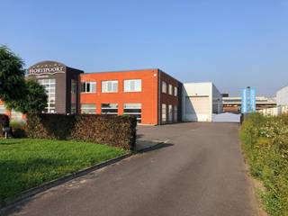 Units A of B : Magazijnen 300m² met kantoor van 420 m² te huur gelegen langs de A12Het kantoor is verdeeld over 2 verdiepingen waarbij het...