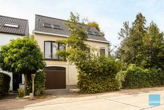 TE KOOP in Schellebelle - ruime woning met mogelijkheid tot 2-woonst.<br />Deze woning is gelegen nabij het station van Schellebelle met zicht op groen. De woning heeft een totale bewoonbare oppervlakte van : 244<br />Gelijkvloers vind je de inkomhal met toegang tot de woonkamer (vroeger ook gebruikt als kantoor, kan dus ook voor zelfstandigen of vrije beroep), de achterbouw vraagt renovatie.<br />De garage geeft ook rechtstreekse doorgang naar de tuin wat handig is voor fietsen, vuilnis...<br />Op de eerste verdieping vind je woonkamer en keuken, 2 slaapkamer en badkamer.<br />Op de tweede verdieping vind je een recent ingerichte studio. Ideaal dus voor wie inwonende kinderen of ouders heeft. Op deze manier geniet iedereen van voldoende privacy.<br />EPC - 314 Kwh/m²<br />Graag meer info? 052 52 80 30 - info@goemanvastgoed.be