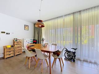 Cet appartement situé au rez-de-chaussée est la maison idéale pour les personnes qui souhaitent vivre dans le centre mais au calme. Ici, vous pourrez vous détendre complètement en admirant la vue sur le parc Warande. L'appartement se compose d'un hall d'entrée qui donne accès à des toilettes invités. Nous trouvons également 3 chambres (une avec accès à une salle de bain avec baignoire et toilettes). Une salle de douche séparée avec lavabo est également prévue ici ! Nous trouvons également l'espace de vie spacieux et lumineux avec une cuisine ouverte. Il est équipé de toutes les installations (plaque de cuisson, four combiné, réfrigérateur avec congélateur, lave-vaisselle,...). Attenant à l'espace de vie, nous avons le passage vers la terrasse et le jardin. Vous pourrez y profiter de moments ensoleillés en plein air. Un abri de terrasse est également fourni ici.Enfin, une place de parking et un stockage souterrain sont également inclus.Un atout absolu ici est la présence d'une piscine commune. Sur réservation, vous pouvez profiter de ces installations et de l'espace bien-être !Le prix de location comprend un sous-sol et une place de parking. L'appartement est parfaitement visible grâce aux écrans solaires.Disponible à partir du 01-09-2026.Le chauffage est fourni au gaz.Forfait commun : 175,00€ par moisSouhaitez-vous visiter cet appartement au rez-de-chaussée au cœur d'Aalter ? N'oubliez pas de demander votre visite via MijnhuurProfiel !