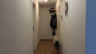 Dit gelijkvloerse appartement bevindt zich in een kleinschalig gebouw met slechts twee wooneenheden, gelegen in een rustige straat in Leuven. Een aangename omgeving, vlot bereikbaar en geschikt als hoofdverblijf.<br /><br />Bij binnenkomst is er een inkomhal met kapstok en schoenenrekje. De lichte woonkamer heeft directe toegang tot een terras met loungeset, een fijne buitenruimte om naar eigen smaak in te richten. De open keuken is volledig uitgerust: SMEG koelkast met vriesvak, oven, magnetron, vijf gasvuren, vaatwasser en dubbele spoelbak.<br />Verder telt het appartement twee slaapkamers van 11 m² en 13 m². De badkamer beschikt over een douche, ligbad en dubbele wastafel, met aansluitingen voor wasmachine en droger.<br />Lichtarmaturen zijn aanwezig in alle ruimtes.<br /><br />Inbegrepen is een ondergrondse autostaanplaats en een privatieve berging. De fietsen kunnen gestald worden in de garage.<br /><br />Het appartement beschikt over een gunstige EPC score (B) en is beschikbaar vanaf 15/07/2026. De huurprijs bedraagt € 1375 per maand, met een provisie van € 65 voor het onderhoud en verbruik van de gemeenschappelijke delen. <br /><br />Dit is een unieke kans die u niet wilt missen! Maak nu uw afspraak via onze online agenda of contacteer ons via het nummer 016 23 90 81 voor meer informatie. Wij zijn elke weekdag telefonisch bereikbaar tussen 10u en 13u.