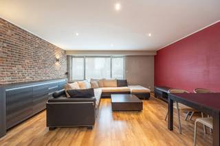 Instapklaar 2 slaapkamer appartement op de grens Edegem - Mortsel. Het appartement bevindt zich op het gelijkvloers. Winkels, scholen, openbaar vervoer en Fort 5 bevinden zich op wandelafstand.<br /><br /><strong>INDELING</strong><br />We betreden het appartement via de inkomhal (9m²), op laminaat. In deze inkomhal treffen we ook een gastentoilet (2m²), nis dat dienst doet als vestiaire en wasberging.<br />De leefruimte bevindt zich vooraan (25²) het appartement. De open keuken is uitgerust met inductievuur, dampkap en dubbele spoelbak.<br />De badkamer (5m²) beschikt over inloopdouche en enkele lavabo. De badkamer heeft ook een raampartij wat hier voor natuurlijke lichtinval zorgt.<br /><u>2 slaapkamers (15m² &amp; 8m²)</u>. Beiden op laminaat. Via één van deze twee slaapkamers krijgen we toegang tot het terras achteraan (3m²).<br /><br /><strong>BIJZONDERHEDEN</strong><br />Individuele kelderberging (6,5m²).<br />Aluminium schrijnwerk met dubbele beglazing.<br />Verwarming dmv condensatieketel op gas.<br />VK: €110/maand; Minuterie, onderhoud gemene delen, onderhoud lift, syndicus, kuis gemene delen, voorschot water<br />Mogelijkheid tot aankoop van een garagebox voor <strong>€25.000,-</strong><br /><br />Meer informatie: www.immopoint.be