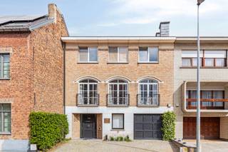 Centraal gelegen woning met mogelijkheid tot het uitoefenen van een vrij beroep.Deze woning bestaat op het gelijkvloers uit een inkomhal met apart...
