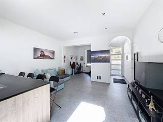 <h1><span>Prachtig gerenoveerde rijwoning met 3 slaapkamers centrum Roeselare. </span></h1><h1><span> </span></h1><h1><span>De woning is als volgt ingedeeld: </span></h1><h1><span> </span></h1><h1><span>Gelijkvloers: ruime lichtrijke leefruimte met ingebouwde kasten en toegang tot open keuken die volledig geïnstalleerd is (geen vaatwas aanwezig maar aansluitingen zijn wel voorzien), luik naar de droge kelder, apart toilet en garage met uitweg naar achter. </span></h1><h1><span> </span></h1><h1><span>1ste verdiep: één slaapkamer met ingebouwde kasten en doorgang naar technische ruimte met mogelijkheid om dressing te voorzien, badkamer met inloopdouche en lavabomeubel, apart toilet, zon gericht dakterras en vaste trap naar het 2de verdiep. </span></h1><h1><span> </span></h1><h1><span>2de verdiep: 2 ruime slaapkamers met een open zolderruimte. In beide slaapkamers is er een velux aanwezig met een elektrisch bedieningssysteem. </span></h1><h1><span> </span></h1><h1><span>De woning is volledig van A-Z grondig gerenoveerd. </span></h1><h1><span> </span></h1><h1><span>*vloerverwarming*</span></h1><h1><span>*airco aanwezig!* </span></h1><h1><span>*16 zonnepanelen* </span></h1><h1><span>*warmtepomp* </span></h1><h1><span> </span></h1><h1><span>Energiezuinige woning! </span></h1><h1><span> </span></h1><h1><span>Beschikbaar vanaf 01/07/2026.</span></h1><h1><span> </span></h1><h1><span>Bij interesse kunt u via deze link uw huurdersprofiel aanmaken: <span>https://clee.be/nl/app/kandidaat-stellen/0476526158/4f910f2a-bc34-f111-8ef3-7c1e5212e247</span></span><span> </span></h1>