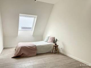 Het appartement op het 2de verdiep maakt deel uit van de <strong>kleinschalige Residentie </strong>Green View en ligt op <strong>wandelafstand van scholen, openbaar vervoer en winkels.</strong><br /><br /><span>Indeling:</span> inkom hal, apart toilet, lichtrijke leefruimte met open keuken voorzien van alle toestellen en toegang tot het ruim terras (19m²),<br />3 slaapkamers en een badkamer met een bad en inloopdouche, dubbel lavabomeubel afgewerkt met zwarte kranen.<br /><br />Verder is er een ruime berging met aansluiting voor een wasmachine.<br />Mogelijkheid tot het bijhuren van de duplex ruimte (ca. 40m²) aan 250 euro/maand<br /><br />Een autostaanplaats is inbegrepen in de huurprijs.<br />Maandelijkse kosten: 65 Euro/maand (gemeenschappelijke kosten).<br /><br /><strong><span>Troeven:</span></strong><br /><strong>Ligging en bereikbaarheid</strong><br /><strong>Volledig geschilderd en instapklaar</strong><br /><strong>BEN=energiezuinig</strong><br /><strong>Eigen zonnepanelen </strong><br /><strong>Kleine residentie = privaat karakter</strong><br /><strong>Gemeenschappelijke tuin</strong><br /><br />Domicilie verplicht<br />Huurwaarborg: 3 maanden via Korfine<br />Huur: 965 €/maand + 65 €/maand bijdrage syndicus <br />Totale huurprijs: 1030 €/maand<br />Bezoek enkel op afspraak<br /><br /><strong><span>Interesse?</span></strong><br /><strong><span>Contacteer Philippe Van Peteghem via 0467/04.33.11 of philippe@valorvastgoed.be voor meer info of een vrijblijvende bezichtiging.</span></strong>