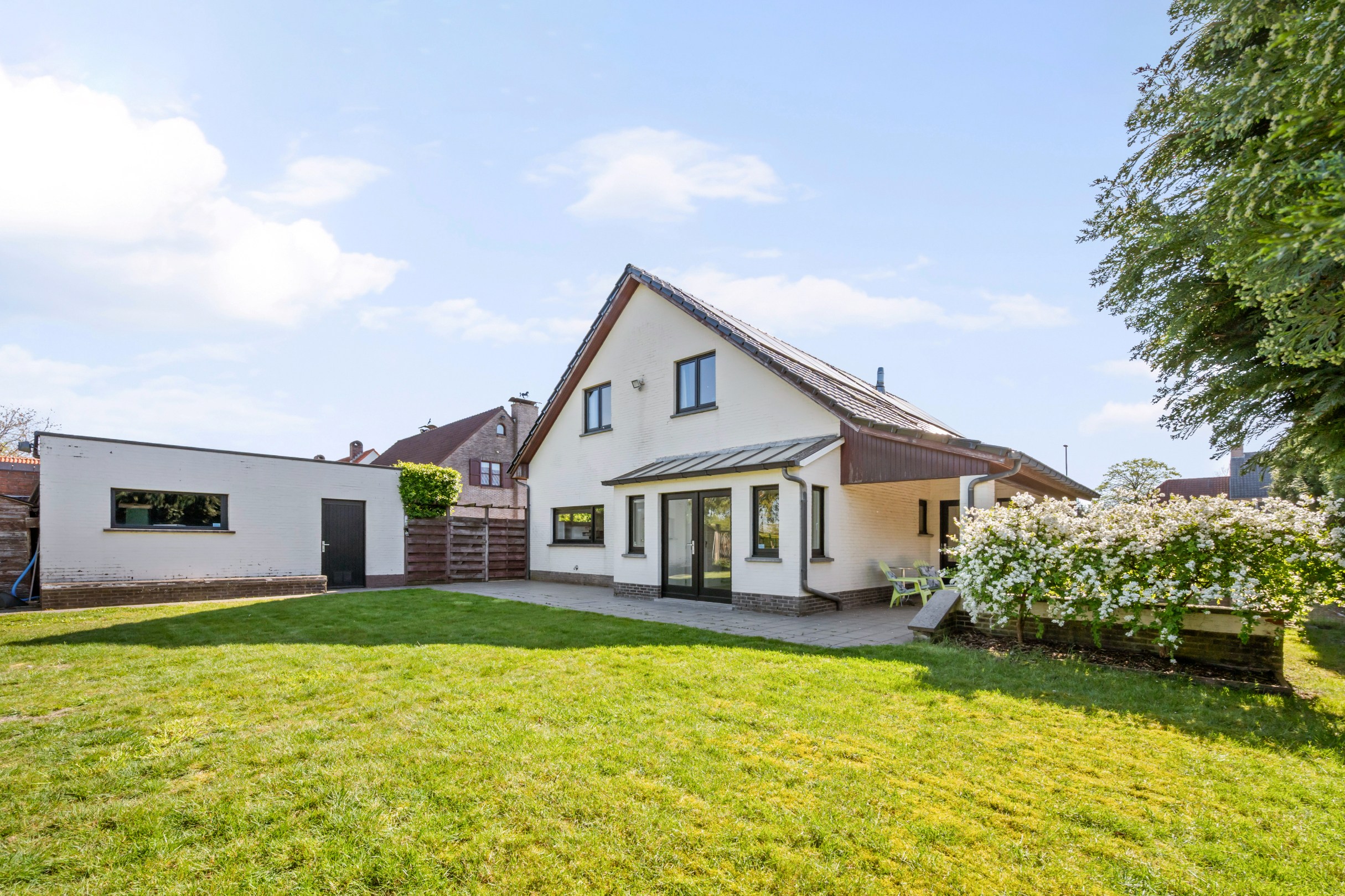 Ruime vrijstaande woning met 5 slaapkamers, 2 badkamers en dubbele garage op een perceel van ca 1067m². - foto 2
