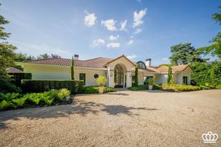 <p><span>Villa de luxe dans un endroit résidentiel, à côté d'une réserve naturelle, sur un terrain de 8.492 m². La villa comprend, entre autres, 5 chambres, 3 salles de bains, un espace bien-être de grande qualité avec une piscine intérieure à débordement et un garage pour 2 voitures. La propriété offre une intimité et une tranquillité optimales dans un jardin magnifiquement aménagé, un lieu unique pour une relaxation ultime. </span></p><p><span> </span></p><p><span> </span></p><p><span>Au </span><span>rez-de-chaussée<br />Imposant</span><span>l'entrée par une grande porte en acier/verre vers le hall d'entrée central ouvert qui est en connexion directe avec l'espace de vie et offre une belle vue sur le jardin arrière, à gauche se trouve un salon spacieux avec une cheminée unique et une télévision intégrée, les grandes fenêtres offrent une belle vue sur le jardin et une pièce séparée communicante qui peut servir de salle de télévision, de bureau ou de bibliothèque. En face du salon se trouve une cuisine de luxe moderne équipée de tous les appareils contemporains (Gaggenau) avec un accès direct à la terrasse. Un couloir arrière mène à la chambre principale comprenant une chambre, un dressing et une salle de bains de luxe qui donne également accès à l'espace piscine et à une chambre supplémentaire/chambre d'amis avec salle de bains. Passage avec armoires encastrées menant à la buanderie. #Garage intérieur pouvant accueillir deux voitures et équipé d'un portail automatique. </span></p><p><span> </span></p><p><span>Espace bien-être<br />Grand</span><span>espace de détente et de bien-être avec piscine intérieure à débordement, jaccuzzi, hammam, vestiaire, plomberie, etc. Vue et accès direct au jardin et à la terrasse depuis l'aile de la piscine. </span></p><p><span><br />Premier étage<br />Le</span><span> hall de nuit du premier étage s'ouvre sur 3 chambres, une salle de bains et un grenier de rangement. </span></p><p><span><br />Sous-sol<br />Sous-sol</span><span> divisé en une pièce de rangement et une cave à vin. </span></p><p><span><br />Jardin et espaces extérieurs</span><span> <br />Jardin magnifiquement paysagé et très ouvert offrant une tranquillité et une intimité totales. Plusieurs terrasses, dont une terrasse couverte avec chauffage. <br />Le jardin dispose d'un bassin ornemental, d'un jardin de fleurs, d'une fontaine, d'un éclairage de jardin, d'un système d'irrigation, etc, tout confort.</span></p><p><span> </span></p><p><span>Détails<br />-</span><span> Villa unique, tendance et luxueuse avec des espaces de vie spacieux et lumineux</span></p><p><span>- Récemment rénovée, y compris la cuisine, les salles de bains, les sols, les installations (pompe à chaleur, installations de piscine à haute efficacité énergétique, ….)</span></p><p><span>- Espace bien-être à part entière </span></p><p><span>- Directement en face de la vaste réserve naturelle De Uitlegger et du domaine militaire </span></p><p><span>- Sécurisé par un vitrage anti-effraction, un système d'alarme complet, une surveillance par caméra, …. </span></p><p><span> </span></p><p><span> </span></p>
