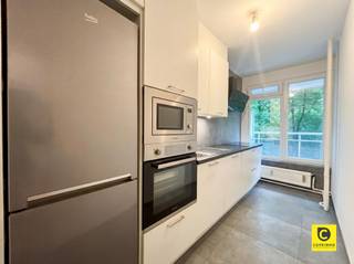 <p><span>Recent gerenoveerd 2 slaapkamer appartement met terras</span></p><p><span>Het pand heeft een zéér centrale ligging. Openbaar vervoer, invalswegen, scholen, winkels en supermarkten zijn allen op wandelafstand.</span></p><p><span>Dit modern appartement is gelegen op de 2de verdieping in een gebouw met lift en heeft volgende indeling:</span></p><p><span> </span></p><p><span>Inkomhal:</span></p><p><span>U betreedt het appartement via de inkomhal met ingemaakte vestiairekast, veiligheidsdeur en videofoon.</span></p><p><span> </span></p><p><span>Leefruimte &amp; keuken:</span></p><p><span>De aangename woonkamer op prachtige authentieke blokjesparket geniet veel natuurlijk licht. Bovendien zijn alle ramen voorzien van dubbele beglazing met PVC profielen en vliegen ramen. </span></p><p><span>Verder heeft u de vernieuwde gesloten keuken die uitgerust is met volgende toestellen: vaatwasser, spoelbak, kookplaat, dampkap, oven, koelkast en diepvriezer. <br />Alle comfort is voorhanden en er is meer dan voldoende werk- en opbergruimte.</span></p><p><span> </span></p><p><span>Badkamer &amp; slaapkamers:</span></p><p><span>Er zijn 2 slaapkamers, beiden op parket gelegen waarvan de grootste slaapkamer toegng geeft tot het terras.</span></p><p><span>In de nachthal is er een een aparte bergruimte aanwezig met een aansluiting voor uw wasmachine.</span></p><p><span>De vernieuwde badkamer geniet van een ruime inloopdouche en een dubbele lavabo.</span></p><p><span> </span></p><p><span>Terras:</span></p><p><span>Het appartement beschikt over een uitgestrekt en rustige terras te midden van het groen. Het geniet veel privacy en is toegankelijk vanuit beide slaapkamers.</span></p><p><span> </span></p><p><span>Huurprijs &amp; beschikbaarheid</span></p><p><span>Huurprijs: €975,00 / maand</span></p><p><span>Maandelijkse kosten: €135,00 - provisie verwarming en water + onkosten gebouw</span></p><p><span>Beschikbaarheid:Onmiddellijk </span></p><p><span> </span></p>