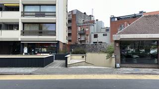 In Residentie Gaudi bieden wij <strong>twee autostaanplaatsen</strong> (nr. 9 en nr. 29) te huur aan, gelegen op niveau -1.<br /><br />De staanplaatsen bevinden zich zeer centraal in Sint-Niklaas op wandelafstand van het Heymanplein en de Grote Markt.<br />De autostaanplaatsen zijn <strong>onmiddellijk beschikbaar</strong> en bieden een veilige, droge en makkelijk toegankelijke parkeeroplossing in het hart van de stad.<br /><br /><strong>Huurprijs: €55/maand per staanplaats</strong><br /><br />Interesse of meer info?<br />Stuur een mail naar <strong>cvg@claves.be of bel 03/502.98.74.</strong>