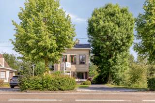 <p>A charming semi-detached property with exceptional potential in a prime location in Eppegem!</p><p>Looking for a spacious family home that you can finish entirely to your own taste? Then this light-filled property, with no less than 199 m² of living space, is definitely worth a visit. Built in 1961 and fully reinforced with concrete, this property offers a particularly solid foundation for those who appreciate space, light and possibilities.</p><p></p><p>Asking price: €387,000 I Availability: from completion </p><p>The spacious entrance hall leads into an open-plan living area with a pleasant sense of connection. The stylish glass panels between the entrance hall and the dining room ensure maximum natural light, whilst the fireplace forms a natural partition between the sitting and dining areas. The result is an open, airy living experience with cosy separate living areas.</p><p>Upstairs there are two full-sized bedrooms, a study/dressing room (potential third bedroom) and a bathroom with shower. The fully concrete-floored attic also offers the possibility of creating two further bedrooms.</p><p>A real asset is the impressive 52 m² dry cellar, 33.7 m² of which is a crawl space, ideal as a storage, hobby or workspace. In addition, the property features a garage/workshop of approx. 50 m², perfect for the self-employed, hobbyists or anyone looking for extra storage space.</p><p>The property enjoys excellent accessibility with a Mobiscore of 7.3/10, close to shops, schools and public transport. The s</p><p>Translated with DeepL.com (free version)</p>
