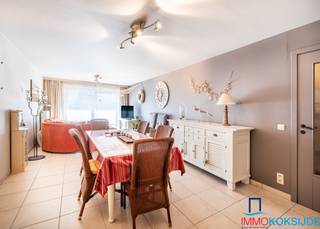 <p><strong>Koksijde-Bad, Residentie Pablo II, Zonnig appartement met 2 slaapkamers, 2e verdieping met lift.</strong></p>
<p>Bestaande uit: ruime inkomhall, mooie zonnige woonkamer met toegang tot het balkon, open en modern ingerichte keuken en afzonderlijke berging, badkamer met douchebad en dubbele wastafel in meubel, afzonderlijk toilet en 2 slaapkamers. Het appartement is volledig betegeld en individuele centrale verwarming is op gas (nieuwe ketel). Privatieve kelder inbegrepen in de prijs en gemeenschappelijke fietsenstalling in de residentie. Zeer gunstig EPC-label A!<br /><br /><strong>Het mooie appartement wordt bemeubeld verkocht en is perfect gelegen op enkele stappen van de Zeedijk en het commerciële centrum! </strong>Beschikbaar aan de notariële akte.</p>