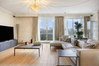 Dit lichtrijk appartement te koop met twee slaapkamers en frontaal zicht op het Stadspark is gelegen in het hartje van Antwerpen aan de Van...