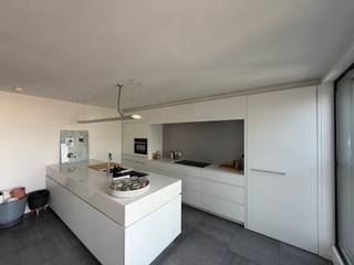 Dakappartement met 2 slaapkamers
Ontdek dit prachtige dakappartement van maar liefst 152 m², afgewerkt met hoogwaardige materialen en oog voor detail. Dankzij de doordachte inrichting en de kwalitatieve afwerking geniet u hier van een uitzonderlijk wooncomfort in een stijlvolle en hedendaagse omgeving.
De ruime leefruimte geniet van veel natuurlijk licht en sluiten naadloos aan op het indrukwekkende terras waar u kunt genieten van het buitenleven. Het appartement beschikt over twee volwaardige slaapkamers en is volledig voorzien van ingemaakte kasten, waardoor opbergruimte optimaal geïntegreerd werd in het interieur.
Het appartement is bereikbaar via de trap en biedt bovendien parkeergelegenheid vlak voor de deur.
