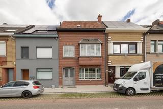 Locatie:
Deze charmante woning aan de Spoorweglaan 30 in Temse geniet van een centrale ligging en een uitstekende bereikbaarheid. Winkels, scholen, openbaar vervoer en het station bevinden zich op wandel en fietsafstand. Via de E17 en N16 bereik je vlot Antwerpen, Sint Niklaas en Gent.
Indeling:
De woning beschikt over een ruime en lichtrijke leefruimte met grote raampartijen. Aansluitend bevindt zich de volledig vernieuwde keuken met kwalitatieve materialen en hoogwaardige toestellen. Vanuit de keuken heb je rechtstreeks toegang tot de uitzonderlijk diepe tuin.
Op de eerste verdieping bevinden zich drie volwaardige slaapkamers van ongeveer 11 m² en een ruime badkamer. Via een vaste trap bereik je de ruime zolderverdieping, die verder ingericht kan worden als hobbyruimte, bureau of extra leefruimte.
Garage: privatieve garagebox achteraan de tuin, bereikbaar via een achterliggende straat.
Troeven:
• Charmante gezinswoning met veel karakter
• Drie volwaardige slaapkamers
• Uitzonderlijk diepe tuin
• Inrichtbare zolderverdieping
• Centrale ligging nabij winkels, scholen en het station
Technische gegevens:
Deze karaktervolle woning dateert uit de jaren zestig. De keuken werd volledig vernieuwd en afgewerkt met kwalitatieve materialen en hoogwaardige toestellen. Overige technische gegevens zijn niet vermeld.
Extra:
Bodemattest en stedenbouwkundige inlichtingen in aanvraag.
Benieuwd naar de waarde van je woning? Vraag een gratis schatting aan via Zyno@bauwensvastgoed.be
