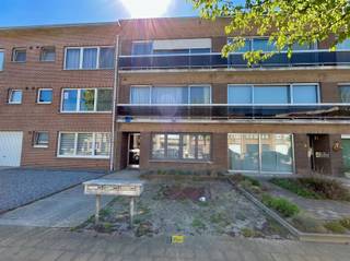  Dit charmante, gerenoveerde gelijkvloers appartement is gelegen in een woonwijk op wandelafstand van het centrum, winkels en scholen. Via de ruime...