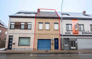 Deze instapklare rijwoning is gunstig gelegen nabij het centrum van Deerlijk.U komt binnen in de inkomhal met doorgang naar de garage, die uitgerust...