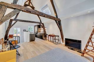Ideaal gelegen in het hart van het historische centrum van Brussel, op een steenworp afstand van de prestigieuze Grote Markt en in de onmiddellijke nabijheid van winkels, restaurants en openbaar vervoer, bieden wij u deze prachtige, volledig gerenoveerde duplex van 96 m² aan, gelegen in een kleinschalige mede-eigendom met slechts twee kavels. Het appartement beschikt over een aangename en ruime leefruimte met indrukwekkend hoge plafonds, een volledig uitgeruste open keuken, één slaapkamer en een douchekamer. EPC: C.<br />Deze charmante duplex zal u weten te bekoren dankzij de hoogwaardige renovatie, zijn karakter en zijn uitzonderlijke ligging in het hart van de hoofdstad.<br />Een bezoek is absoluut de moeite waard!