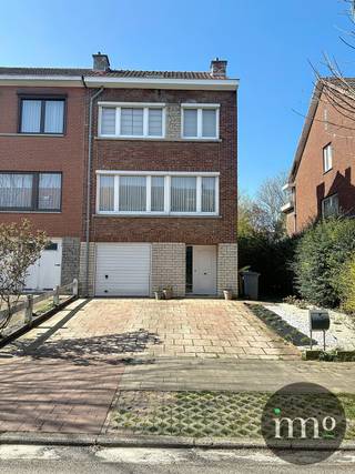 IMMO STORE presenteert deze charmante en ruime driegevelwoning met 5 slaapkamers en gezellige zuidwestgerichte tuin in een nette rustig...
