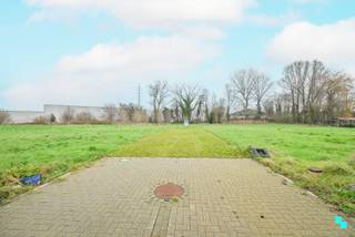 Gelegen in een tweede, rustigere bouwlijn biedt dit perceel een ideale combinatie van privacy en comfort. Via een trage toegangsweg bereikt u...