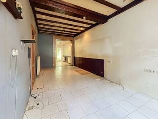 Bent u op zoek naar een charmant project om volledig naar eigen hand te zetten? Dit huis met veel potentieel is gelegen op een uitstekende locatie in Deurne. Dankzij de ligging vlak bij het bekende Rivierenhof, de groene long van Antwerpen, geniet u van rust en natuur binnen handbereik, gecombineerd met een vlotte bereikbaarheid.<br /><br />De indeling van het huis ziet er als volgt uit:<br />- Gelijkvloers: zeer ruime leefruimte met open keuken, gezellig klein koertje en een apart toilet.<br />- 1ste verdieping: bijzonder ruime badkamer, een royale masterbedroom en een tweede volwaardige, ruime slaapkamer.<br />- 2e verdieping: nog eens twee extra, volwaardige slaapkamers.<br /><br />De grootste troef is de ligging in Deurne. Op wandelafstand van scholen, winkels en openbaar vervoer en vlakbij grote invalswegen. <br /><br />Ben jij geïnteresseerd in dit vastgoed te koop in Deurne? Aarzel dan niet om ons te contacteren. Het Dewaele vastgoedkantoor van Deurne aan de Turnhoutsebaan staat graag tot uw dienst. Had u graag een gratis schatting van uw eigendom? bel ons voor een vrijblijvend gesprek op 03/666.66.66 of mail naar deurne@dewaele.com<br /><br />Dit pand is onderworpen aan de renovatieverplichting van de Vlaamse overheid voor residentiële gebouwen (behoudens bij sloop binnen 5 jaar na de aankoop). Consulteer voor meer informatie de website van het Vlaams Energie- en Klimaatagentschap via https://www.vlaanderen.be/een-woning-kopen/renovatieverplichting-voor-residentiele-gebouwen<br /><br />Bestuursmaatregelen in het maatregelenregister: nee