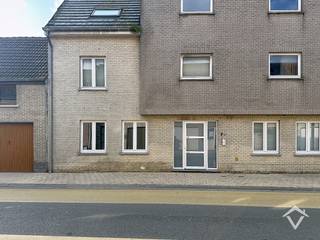 Op zoek naar een comfortabel en zonnig appartement op een vlotte ligging? Dan is dit instapklare gelijkvloers appartement in Gistel precies wat u zoekt.<br /><br />Het appartement omvat een inkomhal, lichtrijke woonkamer, open en volledig geïnstalleerde keuken, praktische berging en een terras met zonnewering dat aansluit aan de staanplaats. Verder beschikt het over een nachthal, apart toilet, badkamer en twee volwaardige slaapkamers.<br /><br />Troeven? <br />✔ Geen syndicus (lage kosten) (op termijn kan dit mogelijks veranderen)<br />✔ Energiezuinig - label B<br />✔ Asbestveilig<br />✔ Inclusief staanplaats<br />✔ Volledig geschilderd en instapklaar<br />✔ Gunstige ligging nabij centrum en verbindingswegen<br /><br />Ideaal als eerste woonst, investering of voor wie comfortabel gelijkvloers wil wonen.<br /><br />Wenst u een bezoek ter plaatse? Contacteer ons en plan uw bezoek in.