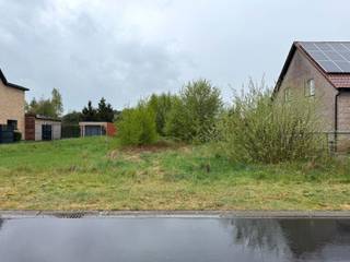 Perceel bouwgrond voor open bebouwing van 1195m² in een rustige buurt.

Deze bouwgrond van 1195m² is gelegen in een rustige en residentiële buurt en geschikt voor open bebouwing. 

Voorgevelbreedte: Minimum 7 meter - Maximum 12,17 meter
Bouwdiepte: Minimum 8 meter - Maximum 17 meter 
Dakvorm: Schuin dak met helling van minimum 35° en maximum 55° -  Plat dak is toegelaten op uitbouwen. 
Bijgebouw / garage: voorgevel op minsten 5 meter uit voorgevelbouwlijn of op 10 meter achter de achtergevelbouwlijn met een maximum breedte van 3 meter en diepte van 6 meter. 
(gebouwen geplaatst op de perceelsgrens, plat dak - overige: plat of schuin dak met maximum helling van 45°). 

Een ideale kans om je droomwoning te realiseren in een groene, rustige en centrale omgeving. 