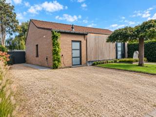 <p>www.elshoutlaan37.be ** meer info !</p><p>Elshoutlaan 37 is een vrijstaande woning uit 1988, gelegen achteraan in een doodlopende straat in de groene en aangename wijk Lochtenberg in Sint-Job-in-'t-Goor.</p><p>De woning biedt alle comfort van gelijkvloers wonen en beschikt over een ruime, lichtrijke woonkamer, drie slaapkamers, waarvan één momenteel is ingericht als dressing, een royale badkamer, een praktische berging en wasplaats, en een ruime zolder.</p><p>Dankzij de vele raampartijen geniet vrijwel elke ruimte van een mooi uitzicht op de tuin. Dit zorgt voor een overvloed aan natuurlijk licht en een aangename verbinding tussen binnen en buiten.</p><p>De bijzonder ruime leefkeuken vormt een van de blikvangers van de woning en is volledig uitgerust met inbouwtoestellen en een Quooker-kokendwaterkraan. Via de inkomhal, voorzien van een vestiaire en een afzonderlijk gastentoilet, betreedt u de woning.</p><p>www.elshoutlaan37.be ** meer info !</p>