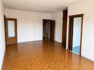 Te koop: lichtrijk 1-slaapkamerappartement<br />Verzorgd en instapklaar 1-slaapkamerappartement met veel natuurlijk licht. Het appartement beschikt over dubbele beglazing, rolluiken aan elk raam, een veiligheidsdeur, een videofoon en een praktische inbouwkast in de inkomhal. De badkamer is functioneel, maar biedt de mogelijkheid om deze volledig naar eigen smaak te renoveren.<br />Ideaal voor alleenstaanden, koppels of als interessante investering.<br />Interesse? Stuur gerust een e-mail om meer informatie te ontvangen of een afspraak te maken voor een bezichtiging.<br />marnixstraat16@gmail.com