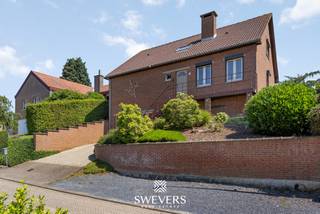Voor meer info en foto’s, surf naar www.swevers.be – Op een rustige locatie in Tongeren-Borgloon, met een prachtig open groenzicht achteraan, vindt u deze ruime gezinswoning op een perceel van 8a 59ca. De woning, gebouwd in 1987, biedt een bewoonbare oppervlakte van 208 m² en een praktische indeling met drie slaapkamers. De lichtrijke woonkamer sluit aan op de vernieuwde keuken (2019), die rechtstreeks uitgeeft op het zonnige terras van ca. 40 m². Op het gelijkvloers bevinden zich verder een badkamer, gastentoilet, bijkeuken, berging en een ruime slaapkamer. Op de verdieping zijn nog twee volwaardige slaapkamers en meerdere zolderruimtes voorzien. De ruime kelder van ca. 70 m² beschikt over een inpandige garage, wasplaats, technische ruimte en verschillende bergingen. Extra comfort wordt geboden door zonnepanelen (2019), een thuisbatterij (voorzien in 2026), twee airco’s en een schouw voor een houtkachel. De zuidoostgerichte tuin van ca. 480 m² vormt een heerlijke plek om in alle rust van het buitenleven te genieten. Scholen, winkels, openbaar vervoer en ontspanning bevinden zich bovendien op korte afstand, waardoor u geniet van een rustige woonomgeving met een vlotte bereikbaarheid. Een ideale woning voor wie op zoek is naar ruimte, comfort en een groene omgeving. Voor meer informatie, bel 012 699 900. Bron bewoonbare oppervlakte: EPC – verslag.