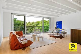 <p><span>Appartement spacieux et confortable de 2 chambres avec 2 terrasses !</span></p><p><span>Cet appartement regorge de potentiel et se trouve au 4e étage d'un immeuble avec ascenseur. Ses grandes terrasses offrent de belles vues dans un cadre calme et verdoyant. Vous bénéficierez d'un emplacement central sur la célèbre avenue Fruithoflaan, à proximité des commerces, des restaurants, des écoles, des parcs, des installations sportives, des transports en commun et des principaux axes routiers. L'appartement dispose d'une installation électrique conforme, d'un label EPC B avantageux et est en outre exempt d'amiante. Ne manquez surtout pas cette opportunité !</span></p><p><span> </span></p><p><span>Pièce à vivre &amp; e cuisine :</span></p><p><span>Vous accédez à l’appartement par le hall d’entrée équipé d’une porte de sécurité, d’un vidéophone et d’un vestiaire. Le salon est recouvert d’un parquet en bois massif, bénéficie d’une magnifique lumière naturelle, donne sur la verdure et peut, pendant les mois d’été, se transformer en prolongement de la terrasse. Les fenêtres donnant sur la façade ont d’ailleurs été entièrement remplacées en 2009 par des fenêtres à haute efficacité énergétique de qualité. La cuisine semi-ouverte est intégrée au salon et offre de belles possibilités pour une rénovation tournée vers l'avenir. Elle dispose de nombreux plans de travail et espaces de rangement, et est équipée d'une plaque vitrocéramique, d'une hotte aspirante, d'un lave-vaisselle et d'un double lavabo.</span></p><p><span> </span></p><p><span>Hall d'entrée, toilettes &amp; s et buanderie :</span></p><p><span>La verrière d’origine dans le hall de nuit est un élément d’ "qui attire agréablement le regard", tout comme les portes en bois "vintage" qui s’étendent jusqu’au plafond. Le hall abrite des toilettes pour invités avec lavabo, ainsi qu’une buanderie séparée dans le style mosaïque bien connu.</span></p><p><span> </span></p><p><span>Chambres, salle de bains &amp; et salle de douche :</span></p><p><span>Il y a deux grandes chambres (environ 13,5 &amp; 15 m²) qui donnent directement sur la terrasse à l’arrière. Votre intimité, votre repos nocturne ainsi qu’une vue magnifique sont garantis. L'appartement comprend non seulement une salle de bains avec baignoire/douche, double lavabo et WC séparé, mais aussi une salle de douche séparée avec lavabo et armoire de toilette. Les deux salles de bains sont bien sûr prêtes à l'emploi, mais offrent surtout de nombreuses possibilités pour de futurs travaux de rénovation.</span></p><p><span> </span></p><p><span>Terrasses, cave, garage &amp; t local à vélos :</span></p><p><span>Vous disposez d’une terrasse orientée ouest à l’avant et d’une terrasse tout aussi grande orientée est à l’arrière. Vous pouvez ainsi profiter à tout moment de la journée aussi bien du soleil que de l’ombre. Au total, vous bénéficiez d’environ 17,5 m² d’espace extérieur, offrant à chaque fois une belle vue. Une cave spacieuse et sèche est incluse. Une place de garage souterraine avec porte électrique et télécommande doit être achetée au prix de € 20 000. Dans le complexe de garages souterrains, les vélos peuvent toujours être rangés en toute sécurité et à l'abri de la pluie. </span></p><p><span> </span></p><p><span>Atouts supplémentaires :</span></p><p><span>- Mobiscore : 9,2/10</span></p><p><span>- 99 m² selon le PEB</span></p><p><span>- EPC B avantageux</span></p><p><span>- Installation électrique conforme</span></p><p><span>- Sans amiante</span></p><p><span>- Fenêtres à haut rendement thermique à l'avant</span></p><p><span>- Cave, garage fermé et local à vélos </span></p><p><span>- 2 terrasses avec une belle vue</span></p><p><span>- Porte de sécurité</span></p><p><span> </span></p>