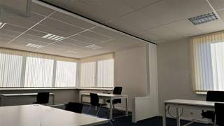 Polyvalent bedrijfsgebouw : 591m² kantoren te huur op een strategische locatie te Schelle nabij de A12 Antwerpen-Brussel. Voldoende parking voor personenwagens.<br /><br />
<p>-gelijkvloers kantoor 280m² (297m² - 14,4m² v.d. traphal naar het eerste verdiep - 3 m² thv inkom)</p>
<p>of</p>
<p>-met gelijkvloers en 1<sup>ste</sup> verdiep 591 m²<br /><br />Wanneer een huurder gelijkvloers en 1<sup>ste</sup> verdiep kantoren wenst te huren dat de trapzaal kan worden open gemaakt intern.</p>