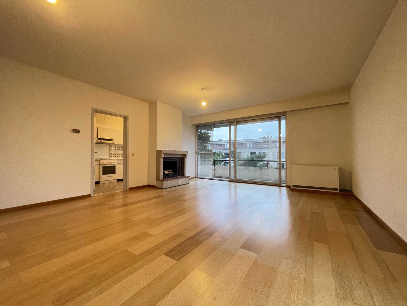 Goed gelegen drieslaapkamerappartement met garage - foto 2