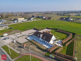 Zone voor dagrecreatie (sport - spel - ontspanning....)  De villa bestaat uit een inkomhal, living met open haard, keuken met eethoek, winkel, bar...