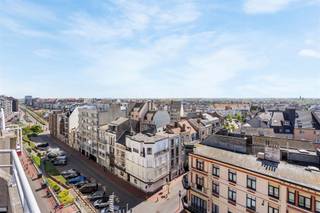 <p><span>Aan de rugzijde van de zeedijk en op wandelafstand van het winkel- wandelgebied vindt u dit zonnig 1 slaapkamer appartement met ruim dakterras.</span></p><p><span>U betreedt het appartement via de inkomhal die u meteen leidt naar de lichtrijke leefruimte. </span></p><p><span>De vele raampartijen geven u een mooi overzicht over Blankenberge. </span></p><p><span>De leefruimte is voorzien van een laminaat vloer, die doorloopt tot in de slaapkamer. </span></p><p><span>De open keuken is ingericht met witte kasten en toestellen, hier ligt een makkelijk te onderhouden tegelvloer. </span></p><p><span>De vernieuwde badkamer, gelegen net naast de keuken, is ingericht met een douche, lavabomeubel, spiegelkast en extra bergkast. </span></p><p><span>De ruime slaapkamer is te bereiken via de leefruimte, hier kan u vlot een 2 persoonbed en kast plaatsen. </span></p><p><span>In de inkomhal vindt u het afzonderlijk toilet. </span></p><p><span>De extra leuke troef is de ruime berging op de 7de verdieping waar aansluiting is voor een wasmachine. </span></p><p><span>Deze berging is te bereiken van de gemeenschappelijke traphal, op de zevende verdieping vindt u dan ook de toegangsdeur naar het dakterras waar u kan genieten van zon en omgeving.</span></p>