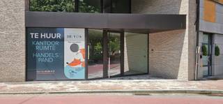 <p>Op het Dorpsplein te Evergem is zonet nieuwbouwresidentie 'Oscar' opgetrokken en afgewerkt.</p><p>Een stijlvol gebouw bestaande uit 1 handelsruimte en 3 appartementen plus bijhorende parkeergelegenheid.</p><p>Unieke zichtbaarheid en commerciële uitstraling dankzij de topligging op het Dorpsplein zelf alsook de uitstraling van het gebouw.</p><p></p><p>Aanbieding betreft de handelsruimte op het gelijkvloers met een nuttige oppervlakte van 115m².</p><p>Momenteel multifunctioneel ingericht als 1 open ruimte met afzonderlijke berging en sanitaire ruimte.</p><p>Indeling kan dus nog op maat van de huurder worden bekeken.</p><p>Belangrijk : het gebouw is rolstoeltoegankelijk!</p><p>Leuk accent is het overdekte terras aan de inkom.</p><p></p><p>Talloze toepassingen mogelijk : kantoorruimte, winkel, vrije beroep, co-working space, ...</p><p>(Geen nachtwinkel en/of horeca toegestaan)</p><p>Samen met de handelsruimte worden ook een garage (€100/mnd) en bergruimte verhuurd (€80/mnd).</p><p>Bijhuren extra staanplaatsen/garages bespreekbaar.</p><p>Op het Dorpsplein zelf is een ruime publieke parking voorzien met parkeerkaart.</p><p>Parking Bilbliotheek is vlakbij en biedt gratis parkeren.</p><p></p><p>Geschikt voor uw professionele noden?</p><p>Bel Bert De Vos om ter plaatse bezoek te regelen : 0477 80 75 80.</p><p>U kan hiervoor ook steeds mailen naar verhuur@vastgoeddevos.be</p>