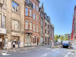 OPGELET: om dit pand te huren of bezichtigen vragen wij steeds eerst een virtueel bezoek te brengen aan het pand. Ga hiervoor naar www.rosseel.be en vul de referentie B263 in in het veld ‘zoek’ bovenaan rechts. Kies dan ‘360°’. De website helpt je nu verder voor de volgende stappen.<br /><br />Deze gemeubelde studentenkamer 18 m², enkel te huren door studenten zonder domicilie, ligt op de tweede verdieping. In de kamer zijn volgende zaken aanwezig: bed met lattenbodem, bureau , kleerkast en lavabo. Keuken, badkamer en toilet zijn gemeenschappelijk. Bovenop de huurprijs komen er maandelijks €90 provisie voor EGW en internet. Gemeenschappelijke fietsenstalling. Deze kamer is beschikbaar vanaf 15/03/2026 tot eind augustus met mogelijkheid .