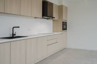 Appartement d'investissement intéressant (82,2 m²) à vendre dans un endroit magnifique à Harelbeke. Idéal également comme première maison. Cet appartement récemment construit dispose d'un salon lumineux et de deux chambres. Situé au quatrième étage de la résidence Leiesluis. Disposition : - hall d'entrée - cuisine ouverte équipée - salle à manger avec salon lumineux et accès à la terrasse - 2 chambres - rangement pratique - salle de bain avec double vasque et douche - toilettes pour invités - terrasse spacieuse et ensoleillée (25,5 m²)Possibilité d'acheter un parking souterrain ou hors sol.Cet appartement est intéressant tant pour une occupation privée que pour un investissement. EPB au format