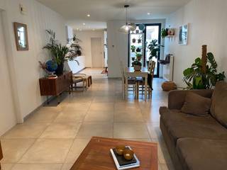 <p><span>KWALITATIEVE EN GOED ONDERHOUDEN WONING MET 2 SLAAPKAMERS EN AANGENAME TUIN</span></p><p><span>Ligging in centrum nabij station met vlotte bereikbaarheid via N16 en A12</span></p><p><span> </span></p><p><span>Gelijkvloers:</span><span> Inkomhal / living met eetplaats (31m²) met super-ingerichte open keuken (4,2 x 2,5m) / berging met wasplaats / wc.</span></p><p><span>1ste verdieping:</span><span> Nachthal / 2 slaapkamers (16m²; 2,8 x 2,2m) / badkamer met wastafel en inloopdouche / wc.</span></p><p><span>Stockagezolder.</span></p><p><span>Kelder.</span></p><p><span>Tuin met recente tuinberging (4 x 2m).</span></p><p><span> </span></p><p><span>Woning is voorzien van 6 zonnenpanelen.</span></p><p><span> </span></p><p><span>Woning is bewoonbaar door maximaal 3 personen.</span></p><p><span> </span></p><p><span> </span></p>