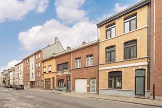 <p><span>Stadswoning met garage en zonnige tuin op Den Dam</span></p><p><span> </span></p><p><span>Op zoek naar een instapklare woning in een buurt die alleen maar aan aantrekkingskracht wint? Dan zit je goed in de Maasstraat. Je woont hier op Den Dam, op wandelafstand van Park Spoor Noord en het vernieuwde Vetten Osplein. De buurt is volop in ontwikkeling, met nieuwe parken, scholen en en verbindingen die het wonen de komende jaren nog aantrekkelijker maken. Een plek waar het vandaag al fijn is én waar de toekomst er veelbelovend uitziet. </span></p><p><span> </span></p><ul><li><span>3 slaapkamers </span></li><li><span>2 badkamers (mogelijkheid tot een derde) </span></li><li><span>Zonnige stadstuin met veel privacy </span></li><li><span>Ruime garage van 29 m² met rechtstreekse toegang tot de woning </span></li><li><span>Airconditioning </span></li><li><span>EPC C </span></li></ul><p><span> </span></p><p><span>Bij het binnenkomen valt meteen het karakter van de woning op. De originele trapleuning geeft de inkomhal extra charme. Achteraan bevindt zich een ruimte die perfect dienst kan doen als slaapkamer, bureau of hobbyruimte. De aansluitingen voor een extra badkamer zijn hier al voorzien. Via de gang met lichtkoepel kom je uit in de zonnige tuin, waar je in alle rust van het buitenleven geniet.</span></p><p><span> </span></p><p><span>De garage van maar liefst 29 m² is zonder twijfel één van de grootste troeven van deze woning. Er is meer dan voldoende plaats voor een wagen, fietsen, een motor of zelfs een bakfiets. Dankzij de automatische poort én de rechtstreekse toegang tot de woning kom je altijd comfortabel binnen, ook met boodschappen of op een regenachtige dag.</span></p><p><span> </span></p><p><span>Op de tussenverdieping bevindt zich een slaapkamer met een ensuite badkamer, voorzien van een douche en toilet.</span></p><p><span> </span></p><p><span>De eerste verdieping vormt het hart van de woning. Hier vind je de gezellige leefruimte met open keuken, uitgerust met alle nodige toestellen. Een fijne plek om te koken, gezellig te tafelen of vrienden en familie te ontvangen.</span></p><p><span> </span></p><p><span>De volledige tweede verdieping is ingericht als mastersuite. De ruime slaapkamer sluit aan op een royale badkamer met veel natuurlijk licht, een ligbad én een aparte douche.</span></p><p><span> </span></p><p><span>Verder is de woning uitgerust met airconditioning, die zowel kan koelen als verwarmen. Ook de cv-ketel werd recent gekeurd.</span></p><p><span> </span></p><p><span>Een instapklare woning met karakter, verrassend veel ruimte in een buurt die alleen maar aan aantrekkingskracht wint. </span></p><p><span> </span></p><p><span>Plan je bezoek via <span>www.sinjoor.be</span></span><span> of bel ons voor meer informatie op 03 283 05 00.</span></p><p><span> </span></p>