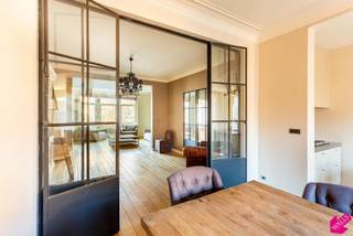 Luxueus afgewerkt, royaal appartement van 190m² met 3 slk, 3 badk en garagebox. <br /><br />Beschikbaar vanaf 1 maart.<br /><br />Locatie: <br />Op de statige Jan Van Rijswijcklaan, nabij het centrum van Antwerpen. Ideale ligging nabij op-en afritten. <br /><br />Indeling: <br />Zeer ruime woonkamer, die loopt van de voor- tot de achterzijde van het appartement met een zeer mooi uitzicht op het park, eetkamer met aansluitend een volledig geïnstalleerde open keuken (microgolfoven, vaatwasmachine, koelkast, diepvries, inductiekookplaat...), ook is er een bijkeuken met een ruime berging voorzien voor wasmachine en droogkast. <br />Masterbedroom met dressing met ingemaakte kasten en aansluitend een badkamer met dubbel lavabomeubel, douche, ligbad en sauna. Daarnaast zijn er ook nog 2 andere volwaardige slaapkamers met elk een douchekamer. <br /><br />Bijzonderheden:<br />Bijkomende kelderberging en garagebox achteraan het gebouw bij te huren voor € 100 per maand. <br />Energie EPC score 156 kWh/m² <br />Maandelijkse kosten: € 280 per maand voor het onderhoud en de elektriciteit van de gemene delen en de lift inclusief het individueel water- en verwarmingverbruik. <br />Elektriciteit, televisie en internet zijn rechtstreeks door de huurder af te sluiten.<br />Gelegen op de 3e verdieping, met lift.