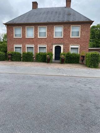 Ruime karakter volle woning met 4 slaapkamers in het hartje van Retie !Welkom in deze ruime en sfeervolle woning waar karakter en comfort perfect...