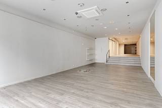 Handelspand van ca. 145m² te koop in het bruisende centrum van Kortrijk. Het pand is gelegen tussen de Grote Markt en de Lange...