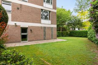 <p><span>Subliem opbrengsteigendom met optimalisatiemogelijkheden!</span></p><p><span> </span></p><p><span>Te midden van een super gezellige woonbuurt op wandelafstand van het ziekenhuis en slechts enkele minuten rijden van het centrum van Antwerpen of de autostrade kan u dit opbrengsteigendom terugvinden. </span></p><p><span> </span></p><p><span>Dit is gebouwd eind jaren 60 en beschikt over een gedroomde bouwtechnische betonstructuur. Door de hoekoriëntatie op het perceel van maar liefst 400 m² voelen alle ruimtes licht en luchtig aan. </span></p><p><span> </span></p><p><span>Het eigendom beschikt over 2 identieke appartementen boven elkaar, waarvan de 2de verdieping gerenoveerd is en de 1ste verdieping nog te renoveren is. Op de gelijkvloerse verdieping is er nog een polyvalente ruimte van 30 m2 die omgevormd kan worden tot studio appartement (mits vergunningsaanvraag).</span></p><p><span> </span></p><p><span>De appartementen zijn praktisch ingedeeld met wonen en leven langs de voorzijde en slapen langs de achterzijde. Fantastische zuidelijke oriëntatie en zicht op het groen maken het plaatje compleet. </span></p><p><span> </span></p><p><span>Tot slot zijn er nog 2 inpandige garages met een eigen berging.</span></p><p><span> </span></p><p><span>Nutsvoorzieningen zijn volledig afzonderlijk, elk appartement zijn eigen aardgasketel. De huidige huren bedragen nu 790 euro + 780 euro per maand. Deze kunnen samen met gelijkvloerse verdieping nog een serieuze optimalisatie kennen. </span></p><p><span> </span></p><p><span>Het plat hoofddak werd enkele jaren geleden vernieuwd en is voorzien van 10 cm PUR isolatie. Geen lift aanwezig, de gemeenschappelijke kost is quasi nihil.</span></p><p><span> </span></p><p><span>U geniet hiervan een onmiddellijke huurstroom van huurders die graag willen blijven. </span></p><p><span> </span></p><p><span>Bel gerust: 0494/21.39.22 voor het inplannen van een afspraak of <span>marjanne@vastpuntgoed.be</span></span><span> - plannen zijn te downloaden via onze website <span>www.vastpuntgoed.be</span></span><span> </span></p>