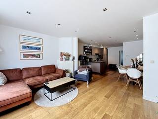 In een <strong>klein gebouw zonder lift</strong> op slechts 250m van het hippe <strong>Marnixplein</strong> vinden we dit gerenoveerde appartement op de 3de verdieping.<br /><br /><strong>Indeling:</strong> keuken met ontbijttoog voor 2 personen, eet-woonkamer op parket, ruime slaapkamer met bijhorend terras. De slaapkamer is voorzien van een prachtige en ruime dressingkast. Badkamer met dubbele wastafel, ligbad met ophangdouche en toilet. Aansluitingen voor WM & DK voorzien.<br /><br /><strong>Bijzonderheden:</strong>
<ul>
<li>Algemene kosten: € 65,- per maand. Dit is inclusief het privatief waterverbruik. Voor gas en elektriciteit neem je zelf nog een contract.</li>
<li>Kelder - Veiligheidsdeur - Dubbele beglazing - CV op gas - Videofonie.</li>
<li>Beschikbaar 01/09/2026 of enkele weken vroeger in onderling overleg.</li>
</ul>